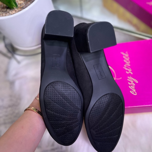 ❌SOLD❌ Black Suede Block Heeled Pump - Picture 6 of 6